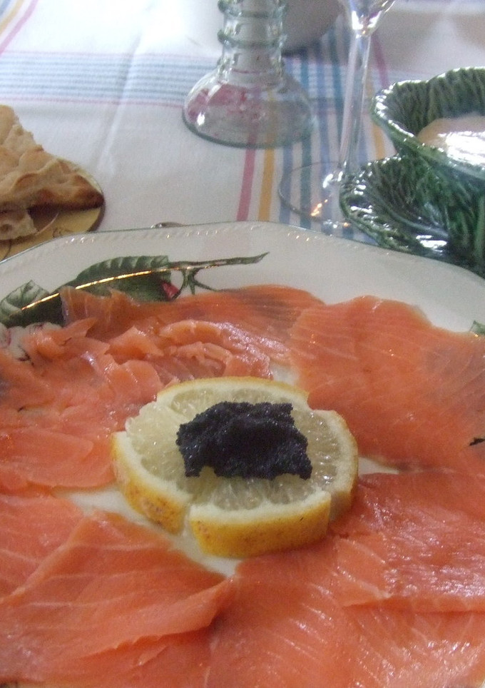 Una foto de Salmón sueco con huevas y salsa de mostaza