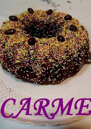 Una foto de Roscón con nueces de macadamia y baño de chocolate