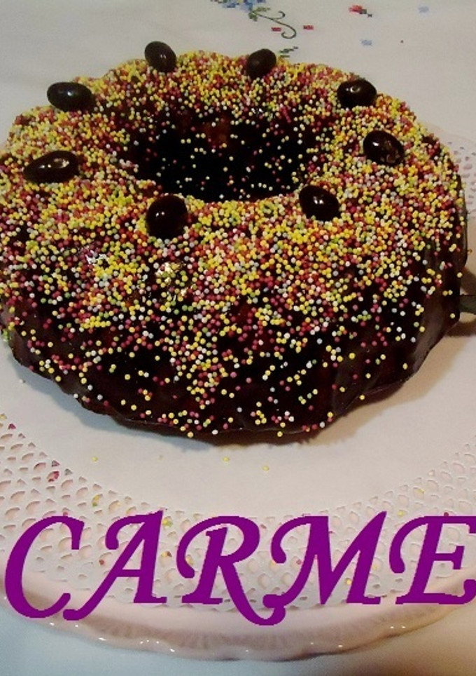Una foto de Roscón con nueces de macadamia y baño de chocolate