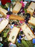 Ensalada orgánica de lechuguitas con tofu y pétalos de flores