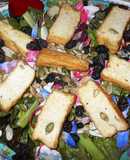 Ensalada orgánica de lechuguitas con tofu y pétalos de flores