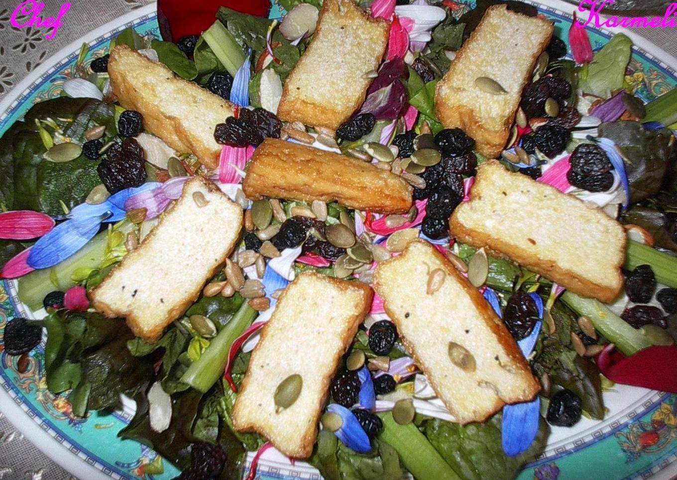 Ensalada orgánica de lechuguitas con tofu y pétalos de flores<br />