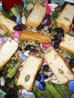 Una foto de Ensalada orgánica de lechuguitas con tofu y pétalos de flores