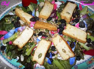 Una foto de Ensalada orgánica de lechuguitas con tofu y pétalos de flores