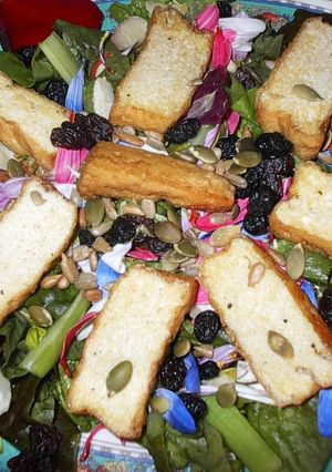 Una foto de Ensalada orgánica de lechuguitas con tofu y pétalos de flores