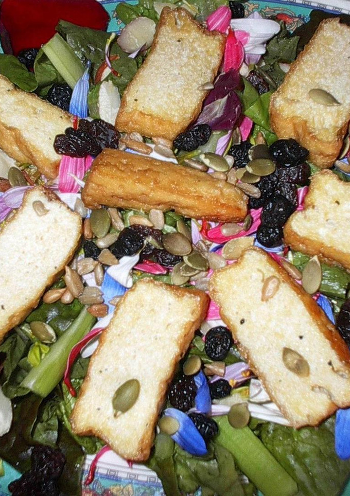 Una foto de Ensalada orgánica de lechuguitas con tofu y pétalos de flores