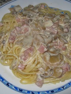 Una foto de Spaghettis con crema de champiñones