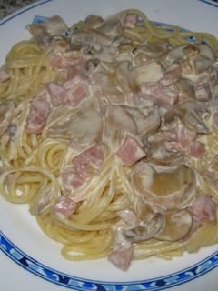 Una foto de Spaghettis con crema de champiñones