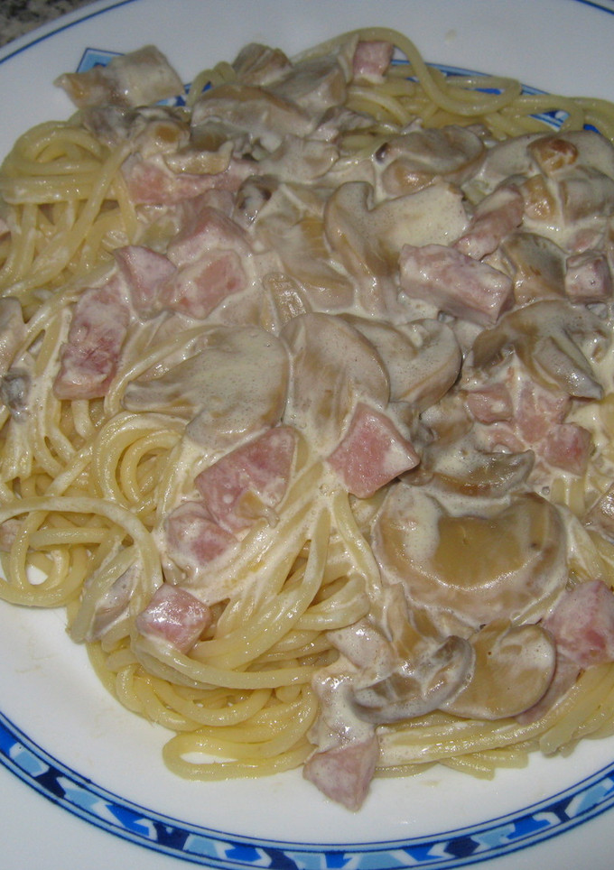 Una foto de Spaghettis con crema de champiñones