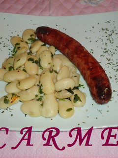Una foto de Judias de la granja con butifarra asada