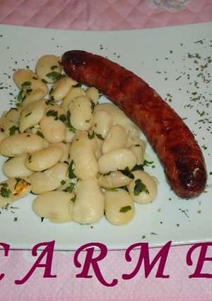 Una foto de Judias de la granja con butifarra asada