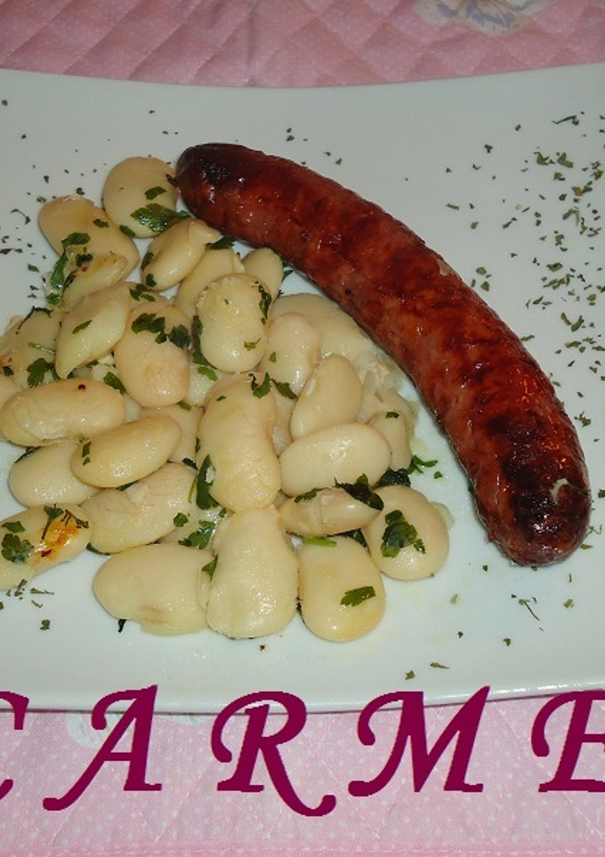 Una foto de Judias de la granja con butifarra asada