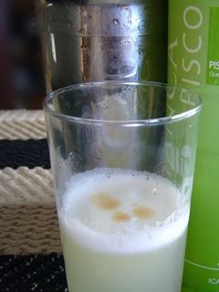 Una foto de Pisco sour clásico peruano