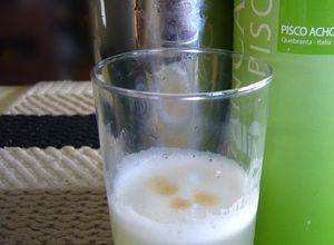 Una foto de Pisco sour clásico peruano