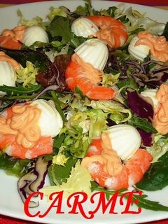 Una foto de Ensalada con langostinos y queso fresco