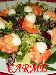 Una foto de Ensalada con langostinos y queso fresco