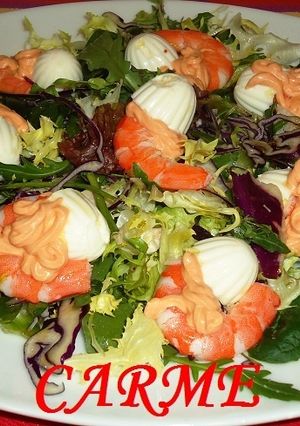 Una foto de Ensalada con langostinos y queso fresco