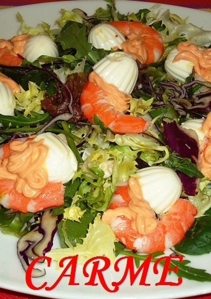 Una foto de Ensalada con langostinos y queso fresco
