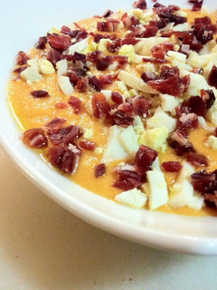 Una foto de Salmorejo cordobés con jamón y huevo