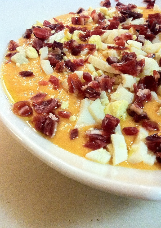 Una foto de Salmorejo cordobés con jamón y huevo