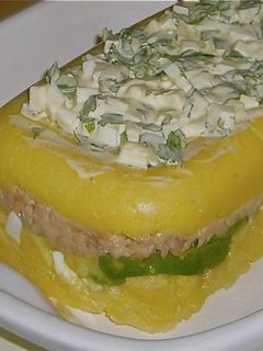 Una foto de Causa limeña de atún