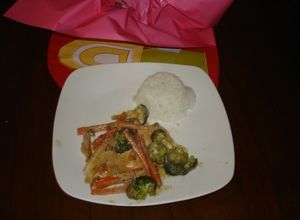 Una foto de Pechugas de pollo con verduras