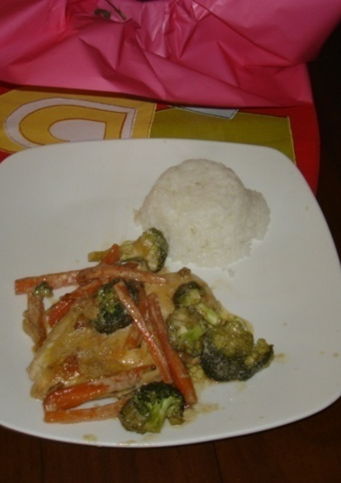 Una foto de Pechugas de pollo con verduras