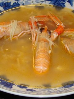 Una foto de Sopa de pescado y marisco