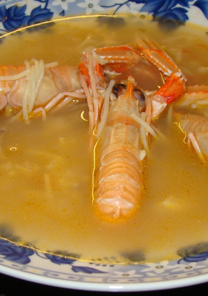 Una foto de Sopa de pescado y marisco