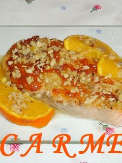 Una foto de Salmón con mermelada de calamondin y nueces