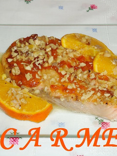 Una foto de Salmón con mermelada de calamondin y nueces
