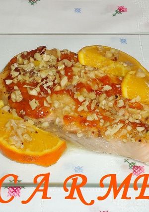Una foto de Salmón con mermelada de calamondin y nueces