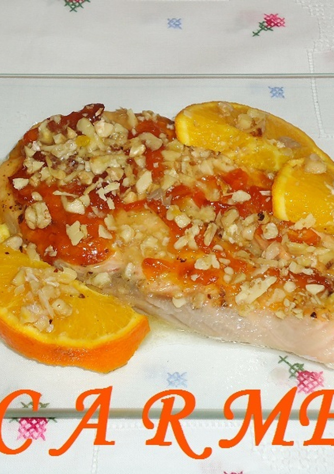 Una foto de Salmón con mermelada de calamondin y nueces
