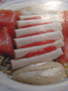 Una foto de Ensalada de palmitos con salmón y pimientos