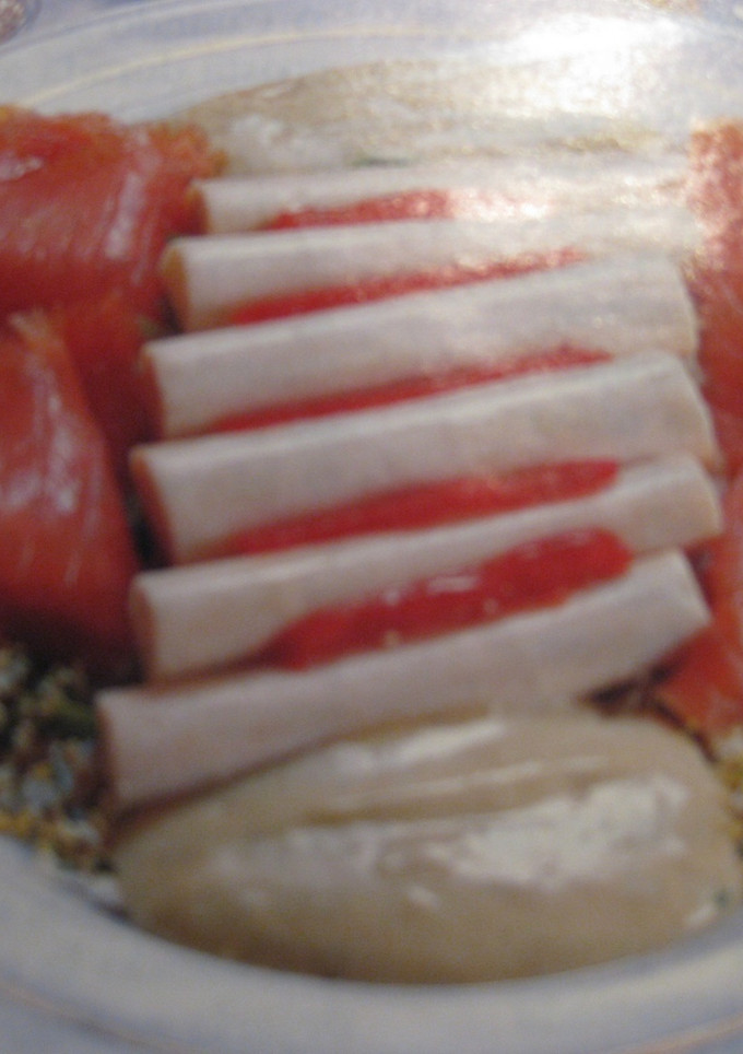 Una foto de Ensalada de palmitos con salmón y pimientos