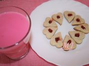 Una foto de galletas de maicena y mermelada