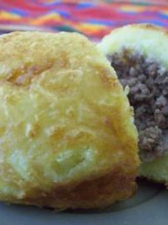 Una foto de Papas rellenas de carne peruanas