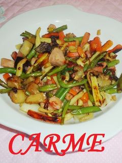 Una foto de Salteado de verduras con jamón y pavo