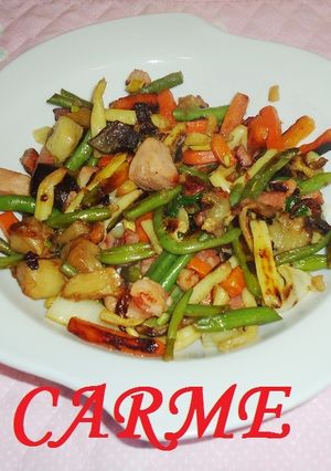 Una foto de Salteado de verduras con jamón y pavo