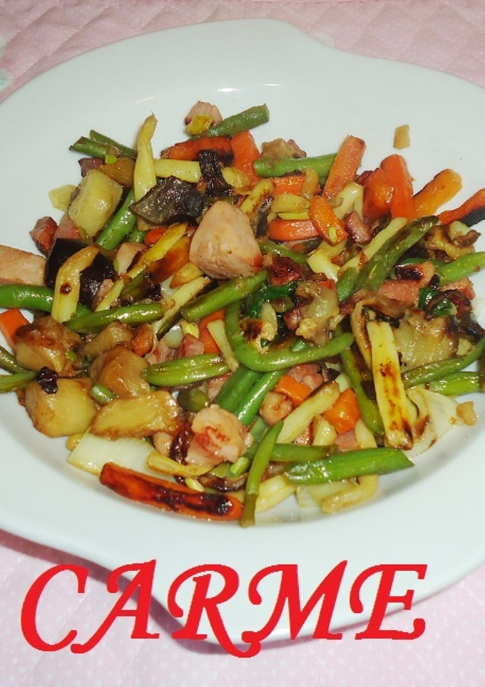 Una foto de Salteado de verduras con jamón y pavo