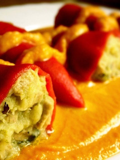 Una foto de Pimientos rellenos de rape y langostinos