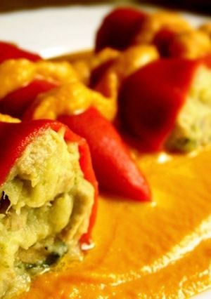 Una foto de Pimientos rellenos de rape y langostinos