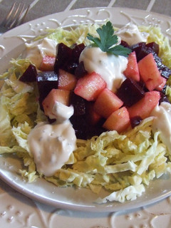 Una foto de Ensalada de remolacha con salsa de rábano