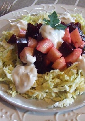 Una foto de Ensalada de remolacha con salsa de rábano