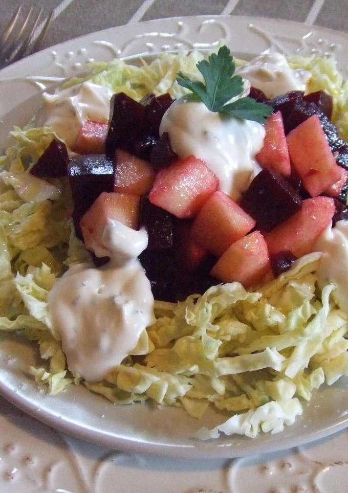 Una foto de Ensalada de remolacha con salsa de rábano