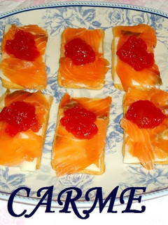 Una foto de Canapés de salmón, mozzarella y mermelada de tomate