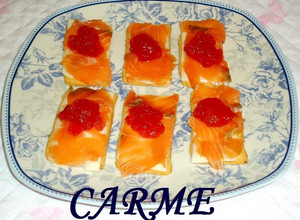 Una foto de Canapés de salmón, mozzarella y mermelada de tomate