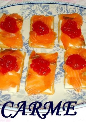 Una foto de Canapés de salmón, mozzarella y mermelada de tomate
