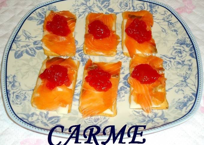 Foto principal de Canapés de salmón, mozzarella y mermelada de tomate
