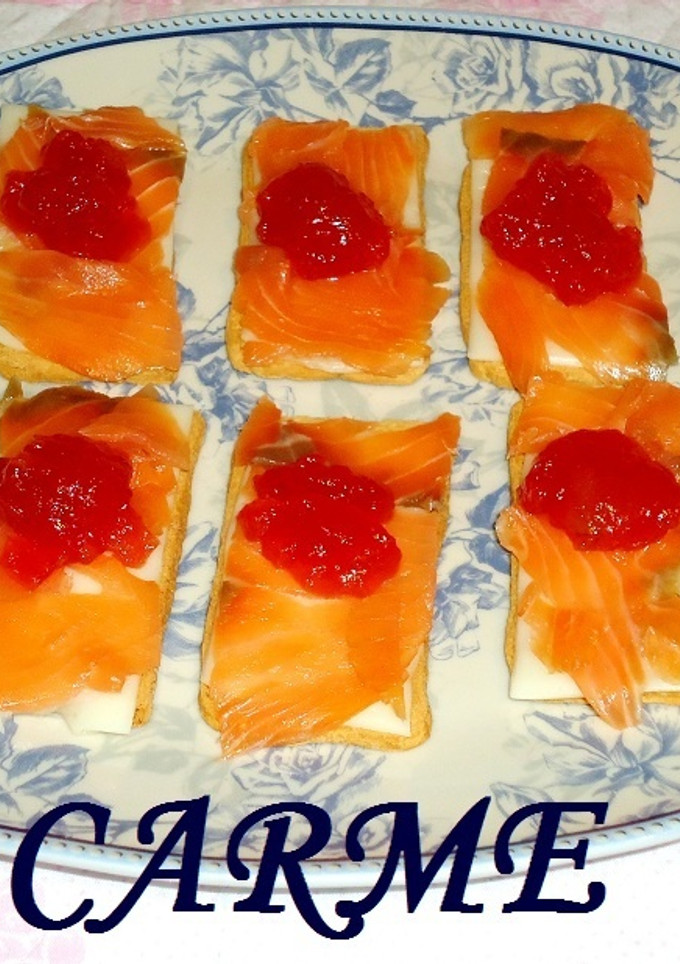 Una foto de Canapés de salmón, mozzarella y mermelada de tomate
